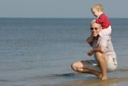 Vater mit Kind am Meer